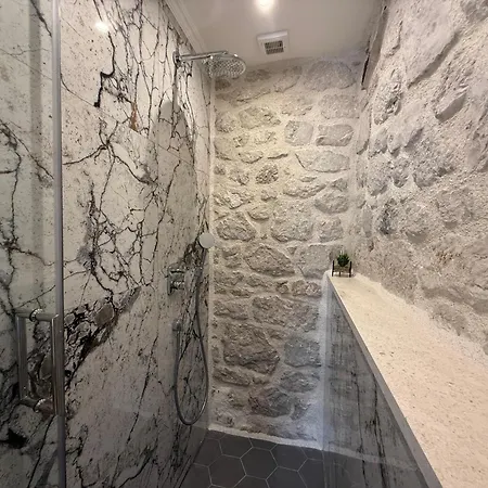 Retro Stone House Kovacic