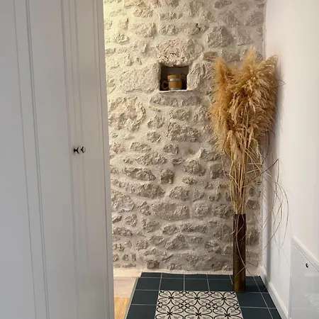 Retro Stone House Kovacic
