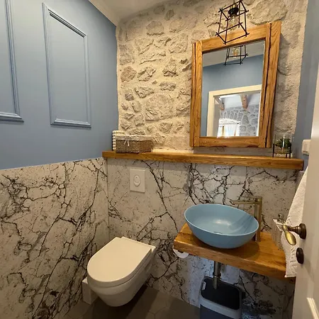 فيلة Retro Stone House